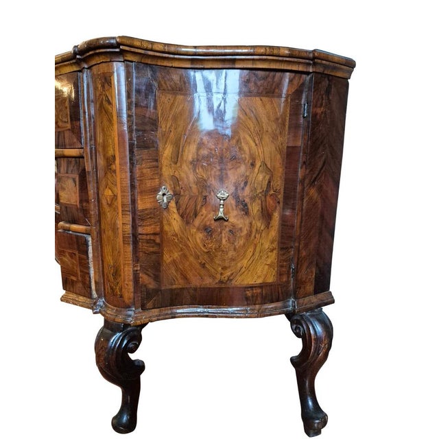 Brown Baroque Inlaid Walnut and Burl Wood Commode with Serpentine Front and Cabriole Legs, 1780s For Sale - Image 8 of 17