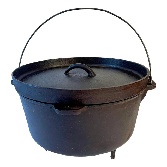 Cast Iron Pot or Cauldron on Three Lets with Handle For Sale