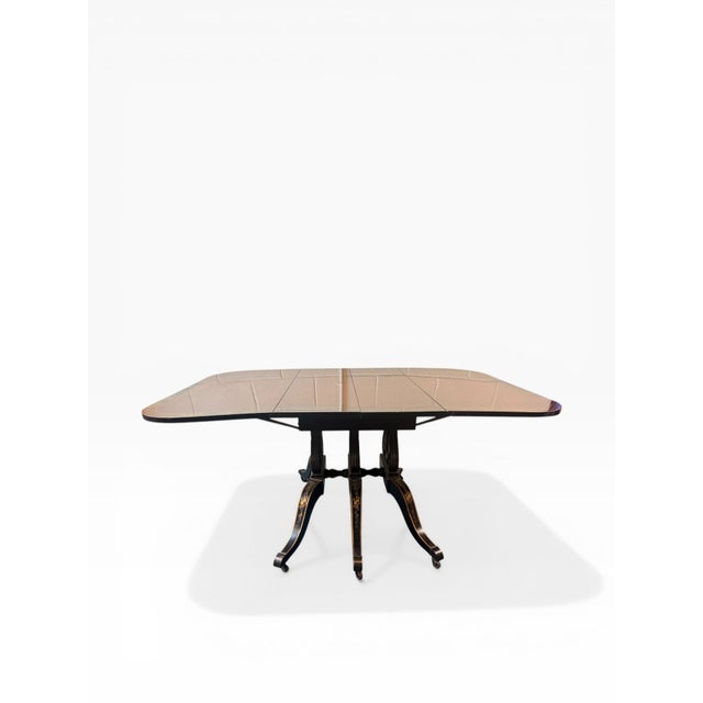 1960s Federal Style Mahogany Drop-Leaf Dining Table With Banded Inlay & Two Leaves – In the Style of Union National For Sale - Image 9 of 9