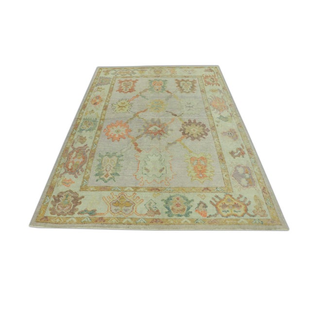 This modern Turkish Oushak rug is a stunning piece of art that has been handwoven using traditional techniques by skilled...