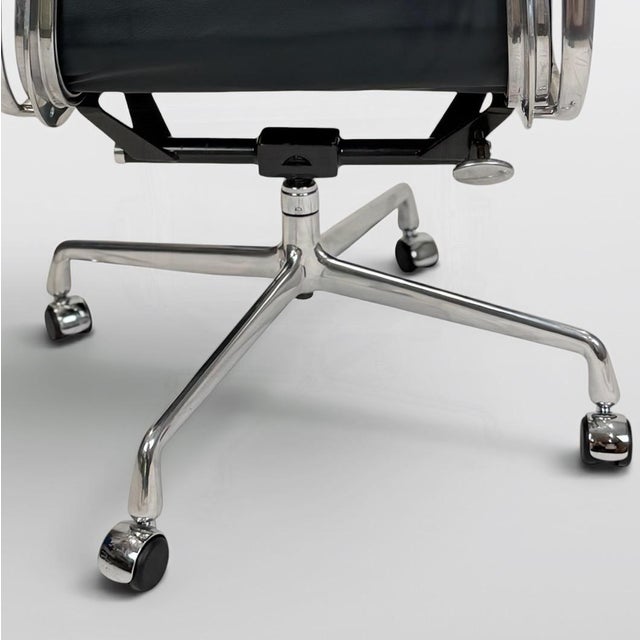 Charcoal Eames for Herman Miller Soft Pad Management Chair – Charcoal Gray Leather For Sale - Image 8 of 10