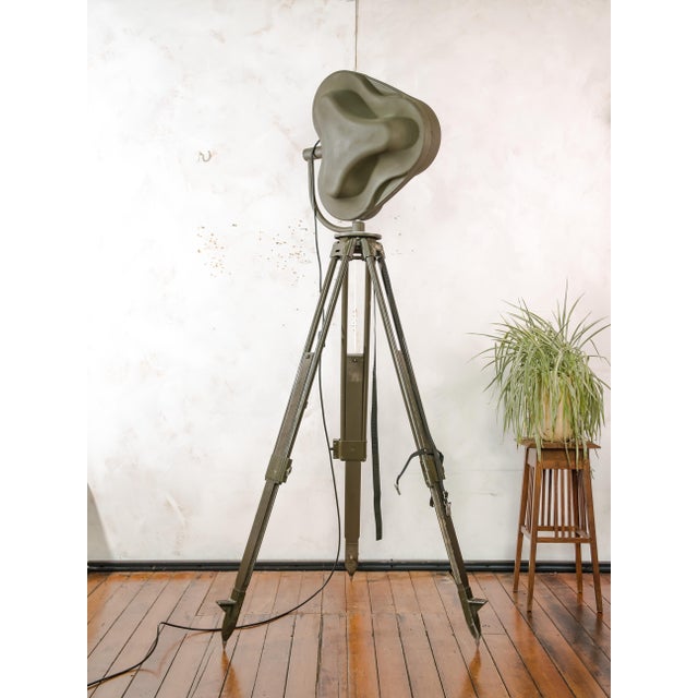 1990s Military Surgical Floor Light from Heraeus Hanaulux London, Germany, 1990s For Sale - Image 5 of 18
