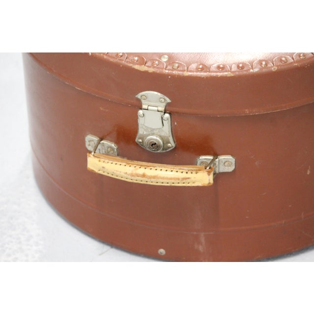 Round Brown Hat Box, 1890s For Sale - Image 16 of 18