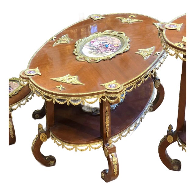 French Louis XV Oval Coffee Table With Floral Medallion, Gilded Ornaments & Curved Wood Legs For Sale