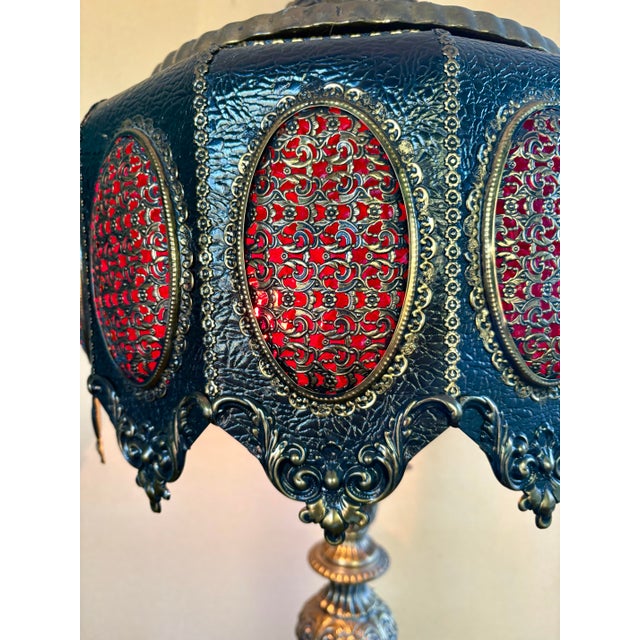 1960s Vintage Loevsky & Loevsky Hollywood Regency Brass Table Lamp – L&l 43” Tall Moroccan Filigree Shade – Metal Casting Co. – Large Ornate Statement Lamp For Sale - Image 5 of 12