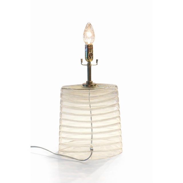 Mid-Century Modern Vintage 1990s Robert Abbey “Horizon” Style Ribbed Glass Table Lamp — Excellent Condition For Sale - Image 3 of 12