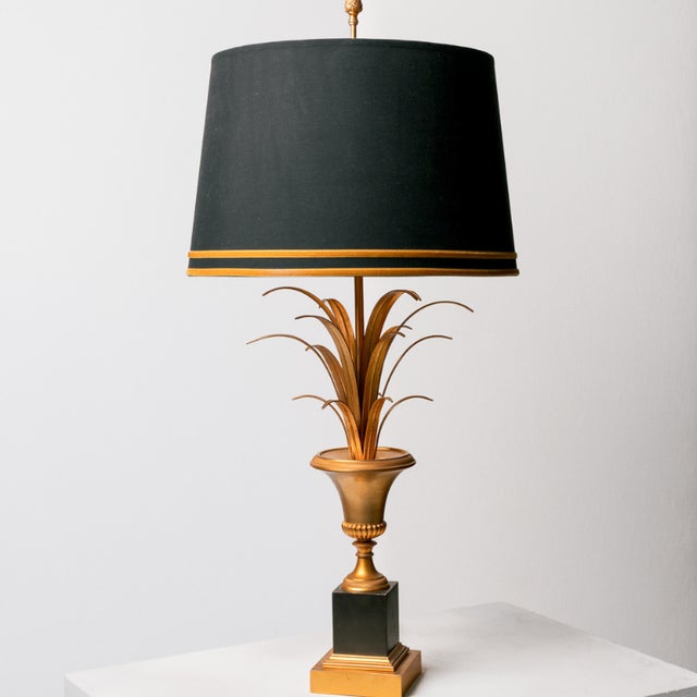 This Maison Charles table lamp, an original from the 1970s, boasts a distinctly Hollywood Regency style that blends luxury...