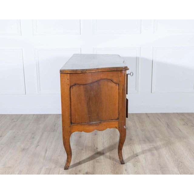 Brown 18th Century Louis XV Walnut Commode with Serpentine Front and Bronze Hardware For Sale - Image 8 of 10