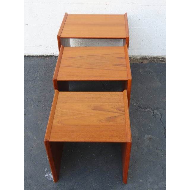 Wood Danish Modern Waterfall Teak Wood Veneer Nesting Side End Tables 3pc Set 6650 For Sale - Image 7 of 15