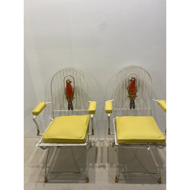 Charming pair of metal parrot armchair 1950 Two iron armchairs with reliefs on both sides of colored parrots. Curved...