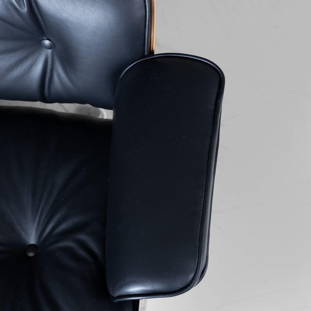 Set of Lounge Chair and Ottoman by Charles and Ray Eames for Vitra, 1950s For Sale - Image 17 of 18