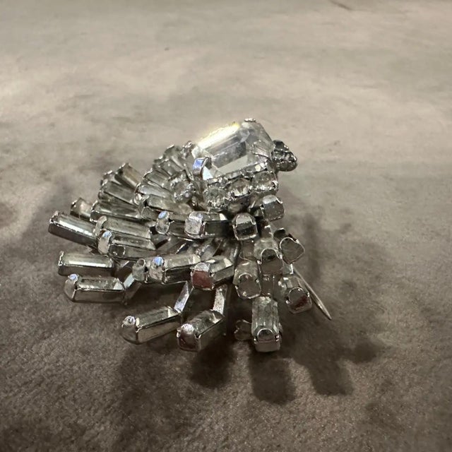 1940s 1940s Art Deco Rhinestones and Silvered Metal Italian Brooch For Sale - Image 5 of 7