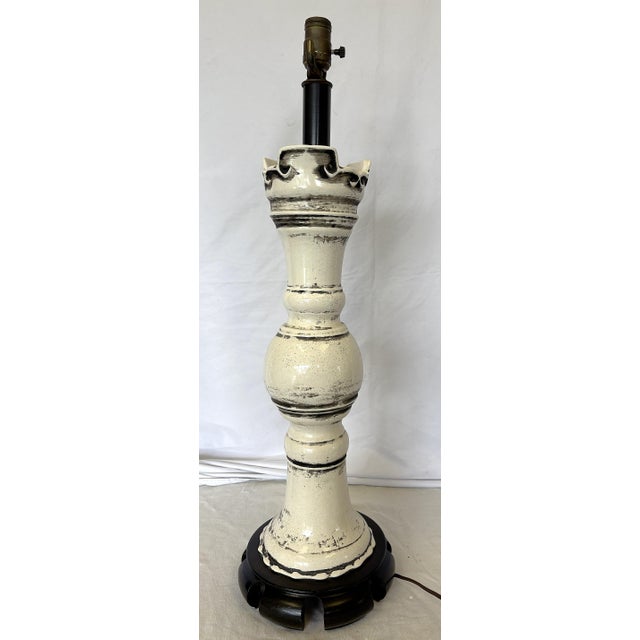 Timeless vintage Chinese Exports table lamp from the 1970's. It is made of pottery in the Chinese Gu-form with a white and...