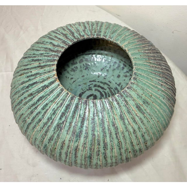1970s Vintage American Signed Ed Thompson Ribbed Green Verdigris Pottery Vase Bowl For Sale - Image 5 of 15