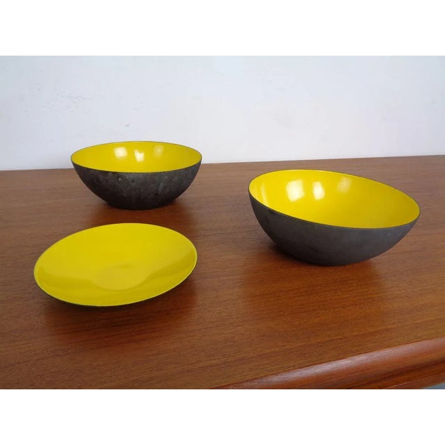 Three made of Krenit yellow shells of Herbert Krenchel from the 1950s. Two cm of the cups with a height of 7.5 cm and a...