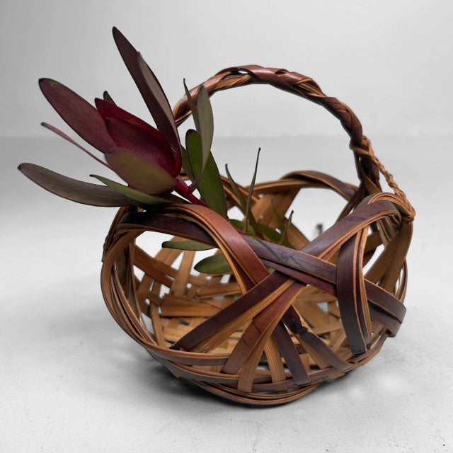 A remarkable Japanese hanakago (flower basket), entirely crafted from woven bamboo. Dimensions: height 16 cm, diameter 16...
