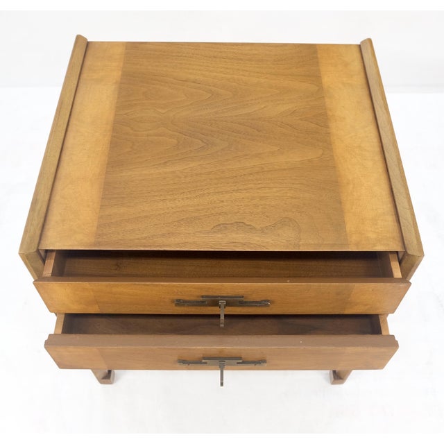 1970s Banded Gallery Top Bracket Legs Floating 2 Drawer Walnut Night Stand End Table For Sale - Image 5 of 9