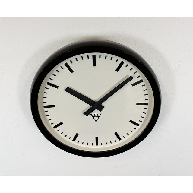1970s Industrial Bakelite Factory Wall Clock from Pragotron, 1970s For Sale - Image 5 of 16