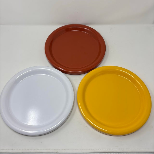 Mid-Century Modern Vintage 1960s–70s Ingrid Ltd. Chicago Melamine Dinner Plates – Set of 6 in Orange, Yellow & White For Sale - Image 3 of 5
