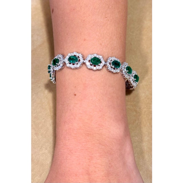 10 Carat Natural Brazilian Emerald & Diamond Tennis Bracelet 14 Karat Gold For Sale - Image 12 of 18