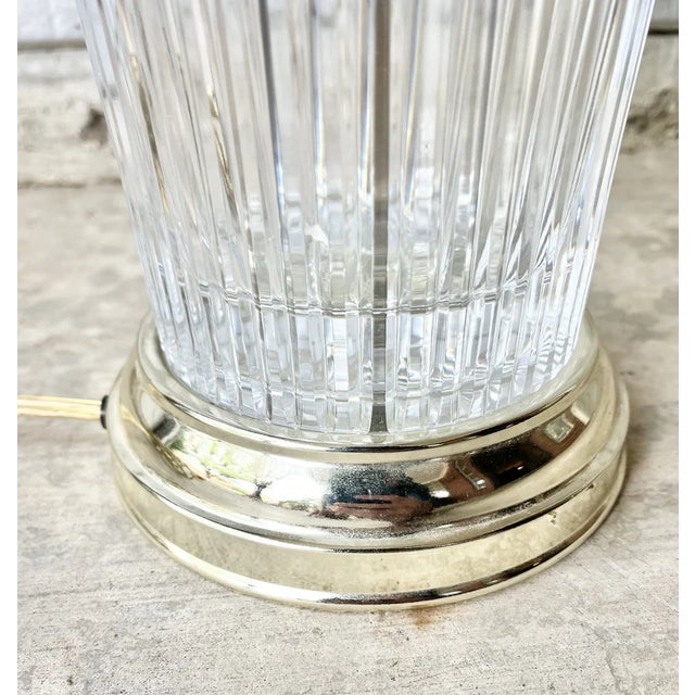 1970s Vintage Hollywood Regency-Style Ribbed Crystal & Gold Tone Metal Table Lamp For Sale - Image 4 of 8