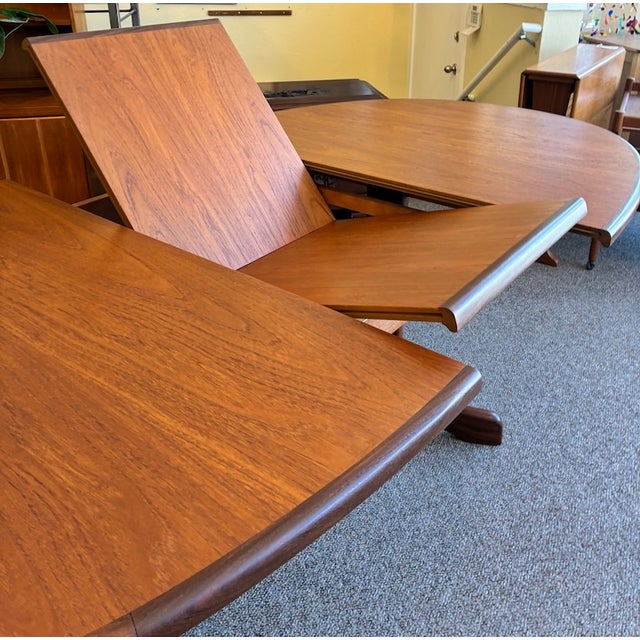 European Mid Century Modern Extending Oval Teak Dining Table W/ Butterfly Leaf & Whale Fin Pedestal Base by G-Plan Furniture, Uk c.1960 For Sale - Image 13 of 14
