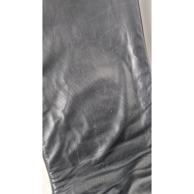 Cassina LC4 Chaise Lounge in Black Leather by Le Corbusier for Cassina, 1970s For Sale - Image 4 of 10