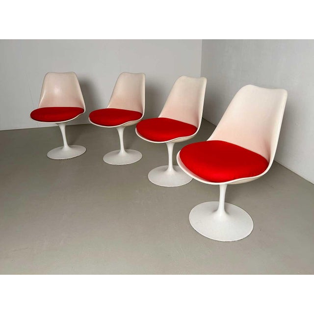 An original set of four Tulip chairs by Eero Saarinen for Knoll International from the sixties This piece has an...