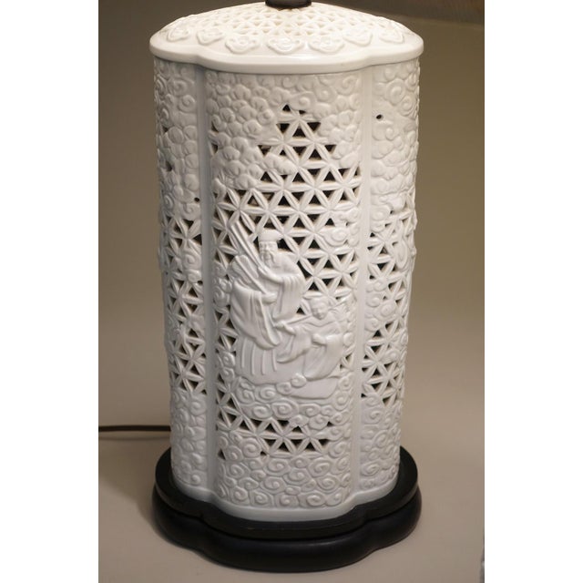 1960s 1960s Matched Pair Blanc De Chine Hollywood Regency Asian Modern Porcelain Seyei Fine China Wood Table Lamps W/ Linen Shades - a Pair For Sale - Image 5 of 14