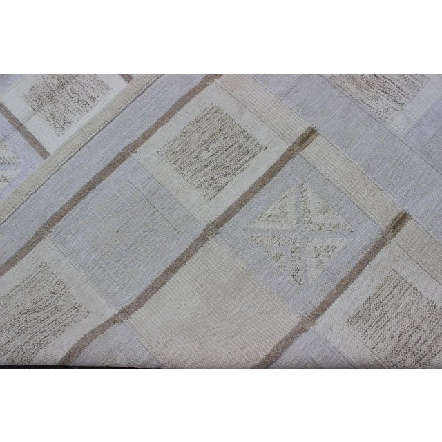 Large Modern Flatweave Scandinavian Geometric Design Rug in Neutral Tones For Sale In Atlanta - Image 6 of 7