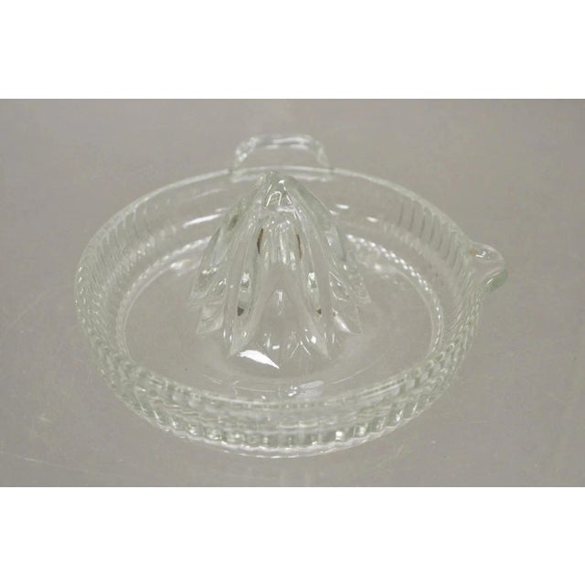 Vintage Art Deco Clear Glass Ribbed Hand Juicer Citrus Orange Handle & Lip For Sale - Image 4 of 9