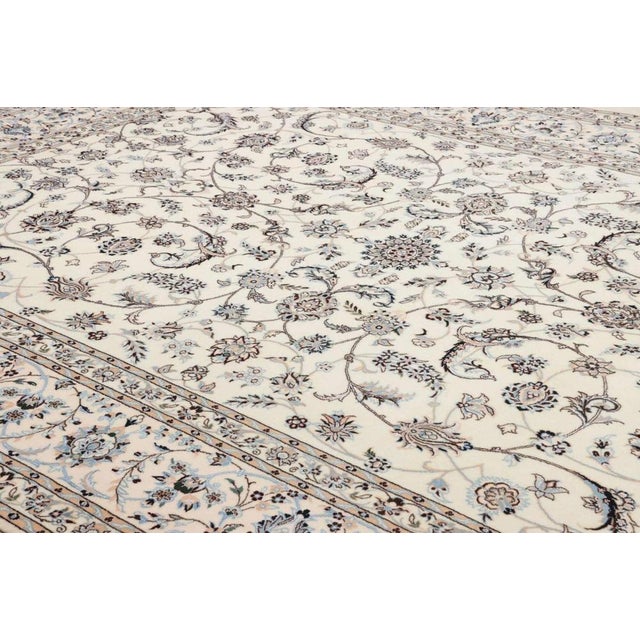 Textile Middle Eastern Rug in Virgin Wool For Sale - Image 7 of 11