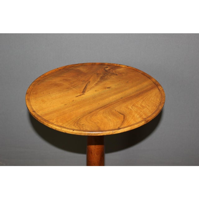 Empire-style walnut side table with a recessed top and waxed finish; the whole is in very good condition.