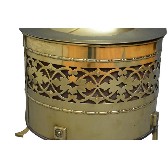 - Edwardian coal bucket - Fretwork and reeded legs - Dimensions: 47 x 36 cm.