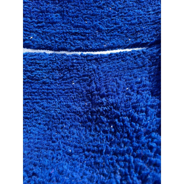 Moroccan Beni Ouarain Rug – Handmade Atlas Wool Carpet – Minimalist Berber Design For Sale - Image 6 of 6