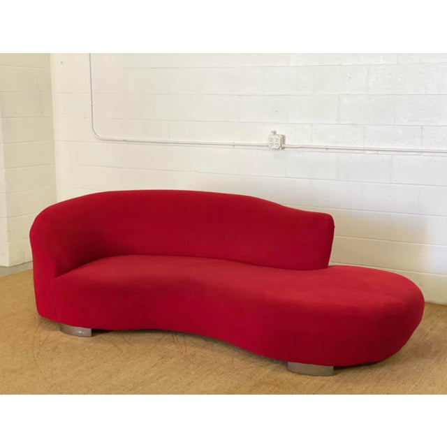 Vladimir Kagan 1980s Vladimir Kagan Style Curved Cloud Red Sofa For Sale - Image 4 of 10