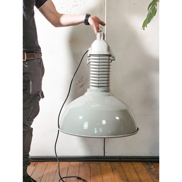 HDK Grey Enamel and Aluminum Factory Pendant Light from Philips, Holland, 1950s For Sale - Image 4 of 14