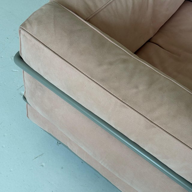 Lc3 Grand Modele Chair by Le Corbusier Pierre Jeanneret and Charlotte Perriand for Cassina For Sale In Chicago - Image 6 of 7