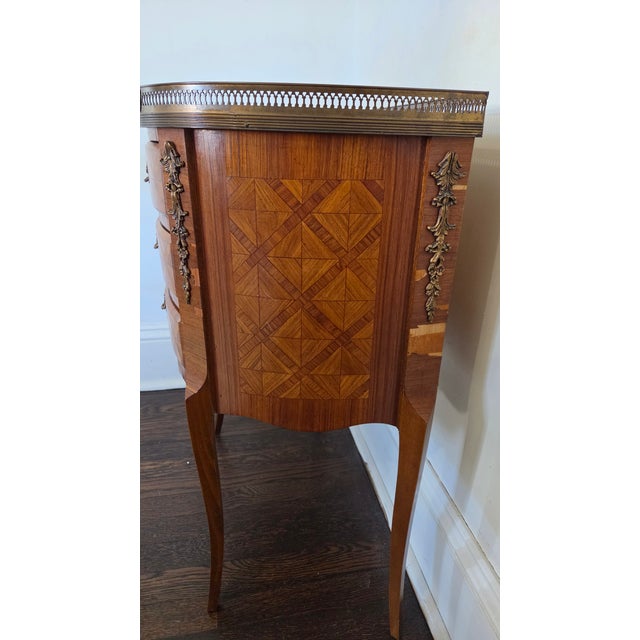 Late 20th Century Italian Louis XV–Style Parquetry Three-Drawer Nightstands by Fratelli Romanò — A Pair For Sale - Image 9 of 18