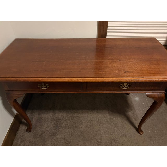 This 1990s-era Queen Anne set captures the classic 'New Traditional' aesthetic. Identified by production codes...