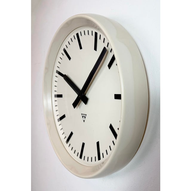 Mid-Century Modern Large Industrial Bakelite Factory Wall Clock from Pragotron, 1960s For Sale - Image 3 of 18