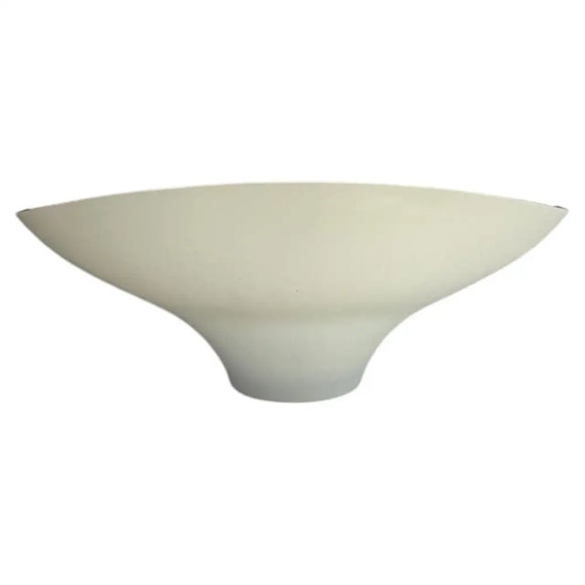 The MoMA Slice Bowl is a clever ceramic fruit dish designed by Peter Hewitt in 2017 for the Museum of Modern Art. It uses...