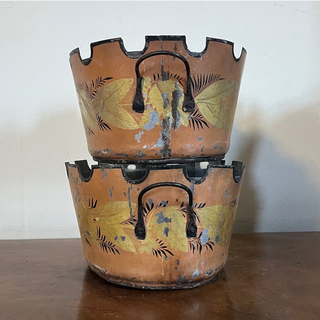 Antique Early 19th Century French Empire Tole Monteiths or Cachepot Jardinieres With a Garland of Gold Leaves on a Salmon Ground - A Pair For Sale - Image 16 of 17