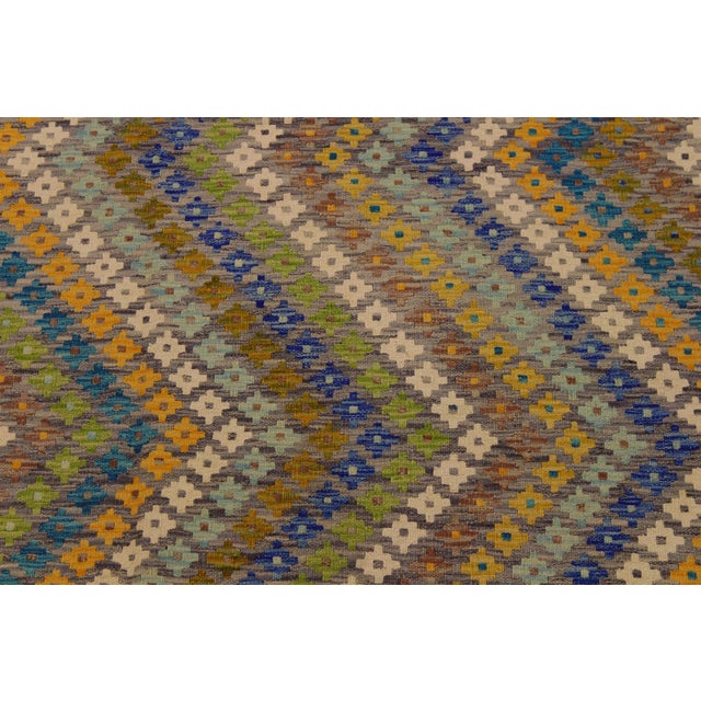 1990s Shabby Chic Kilim Ivory Gray Wool Rug - 5'5" X 8'3" For Sale - Image 5 of 7