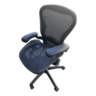Aeron Herman Miller Iconic Executive Desk Chair Medium Size. Perfect Shape. For Sale