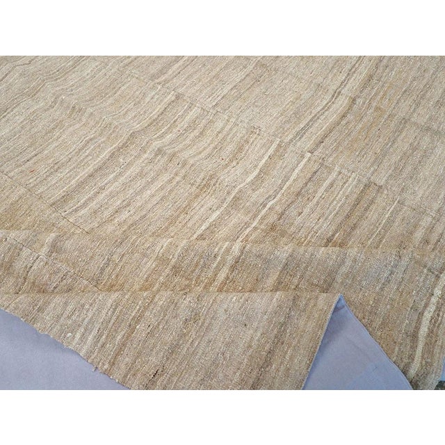 Textile Galerie Shabab Collection Mid-20th Century Vintage Turkish Flatweave Kilim Room Size Carpet For Sale - Image 7 of 8