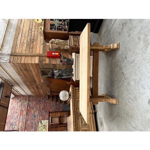 This 1960s solid oak table has been completely restored. The clearance under the table top is 70 cm, making it ideal for...