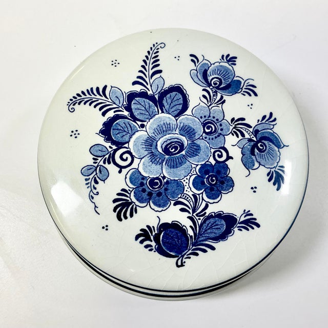 1940s Vintage Hollywood Regency Boho Chic Delft Hand Painted Covered Trinket Box For Sale - Image 6 of 13
