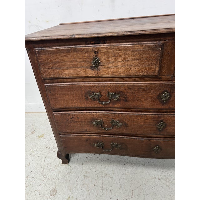 Louis XV Style Chest of Drawers in Oak, 1700s For Sale - Image 4 of 17