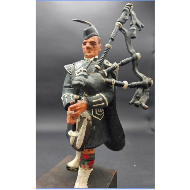 This marvelous vintage British Regiment office figurines is one of the Pipes of Cameron Highlanders in full cerimonial...